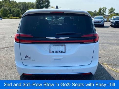 Used 2024 Chrysler Pacifica Touring-L image 5