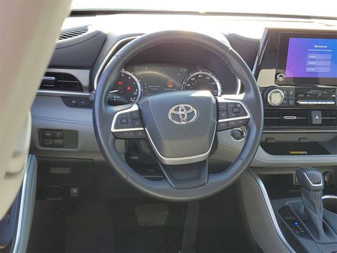 Certified 2023 Toyota Highlander XLE image 12