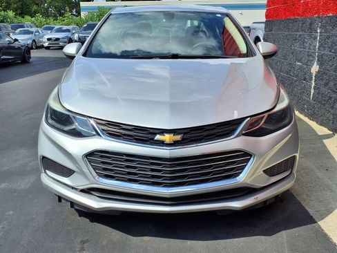 Used 2018 Chevrolet Cruze LT FWD image 2