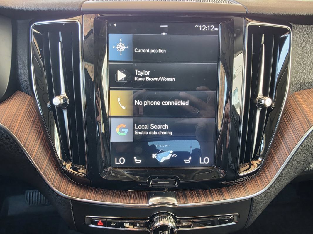 Used 2019 Volvo XC60 T6 Momentum w/ Multimedia Package AWD/4WD image 13