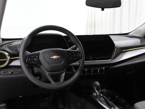 Used 2025 Chevrolet Trax LT image 6