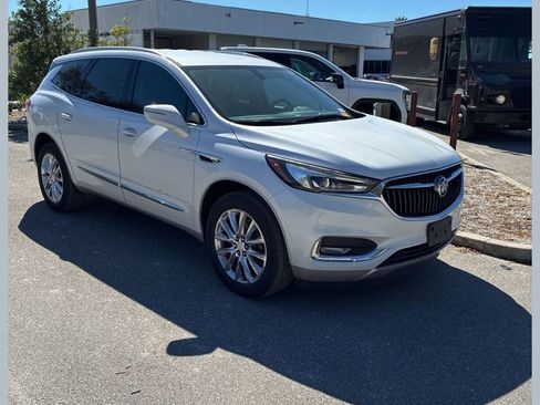 Used 2020 Buick Enclave Essence w/ Sound and Sites Package image 1