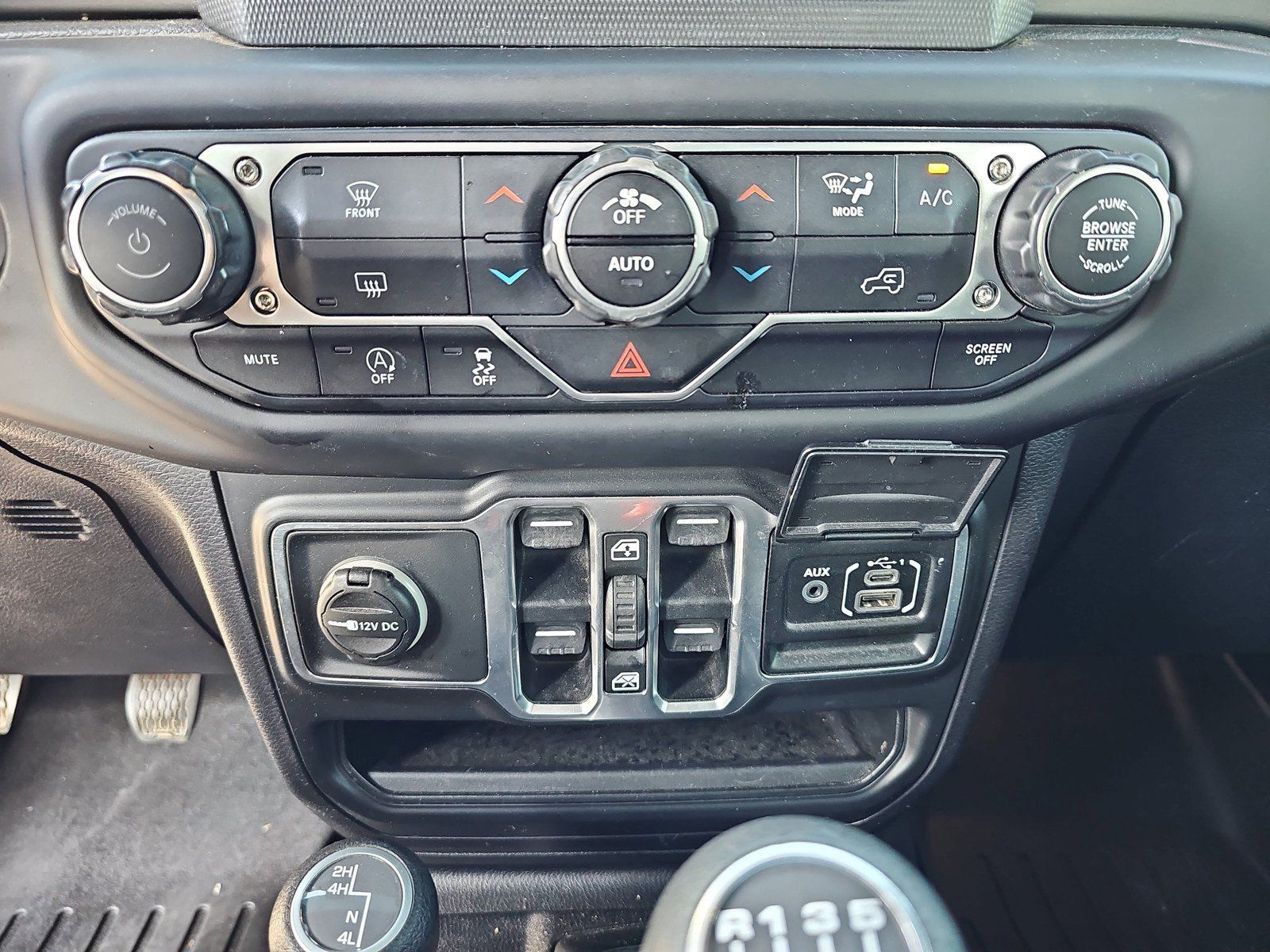 Used 2018 Jeep Wrangler Unlimited Sahara AWD/4WD image 26