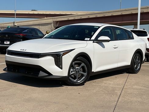 Used 2025 Kia K4 LXS image 2