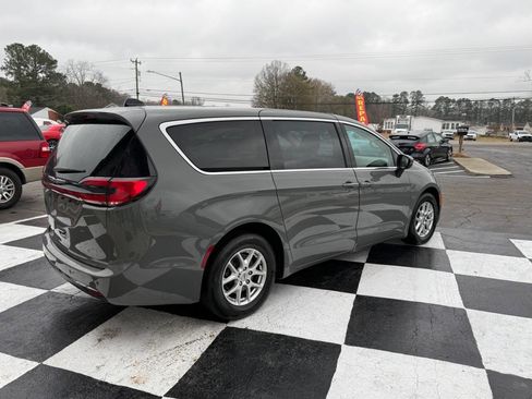 Used 2023 Chrysler Pacifica Touring-L image 4