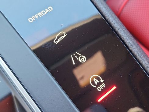 Certified 2025 Porsche Macan image 22