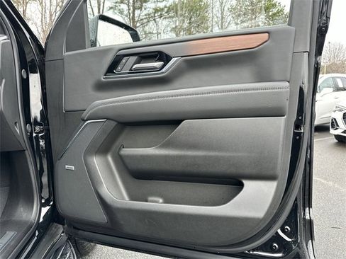 Used 2025 GMC Yukon XL Denali image 32