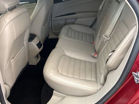 Used 2018 Ford Fusion SE w/ Fusion SE Technology Package FWD image 11