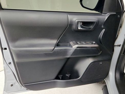 Used 2018 Toyota Tacoma TRD Sport image 10