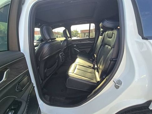 Used 2023 Jeep Grand Cherokee Overland AWD/4WD image 11