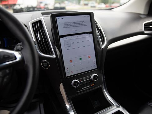 Used 2024 Ford Edge Titanium image 14