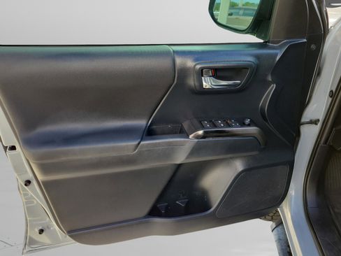 Used 2019 Toyota Tacoma TRD Sport AWD/4WD image 29