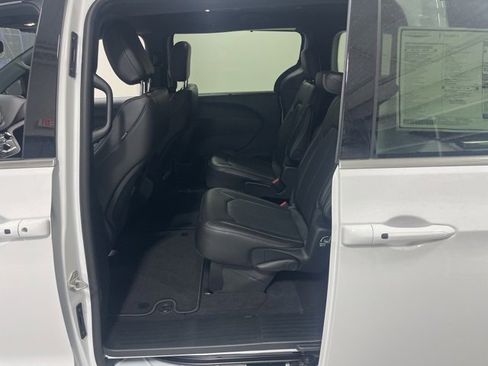 New 2025 Chrysler Voyager LX image 31