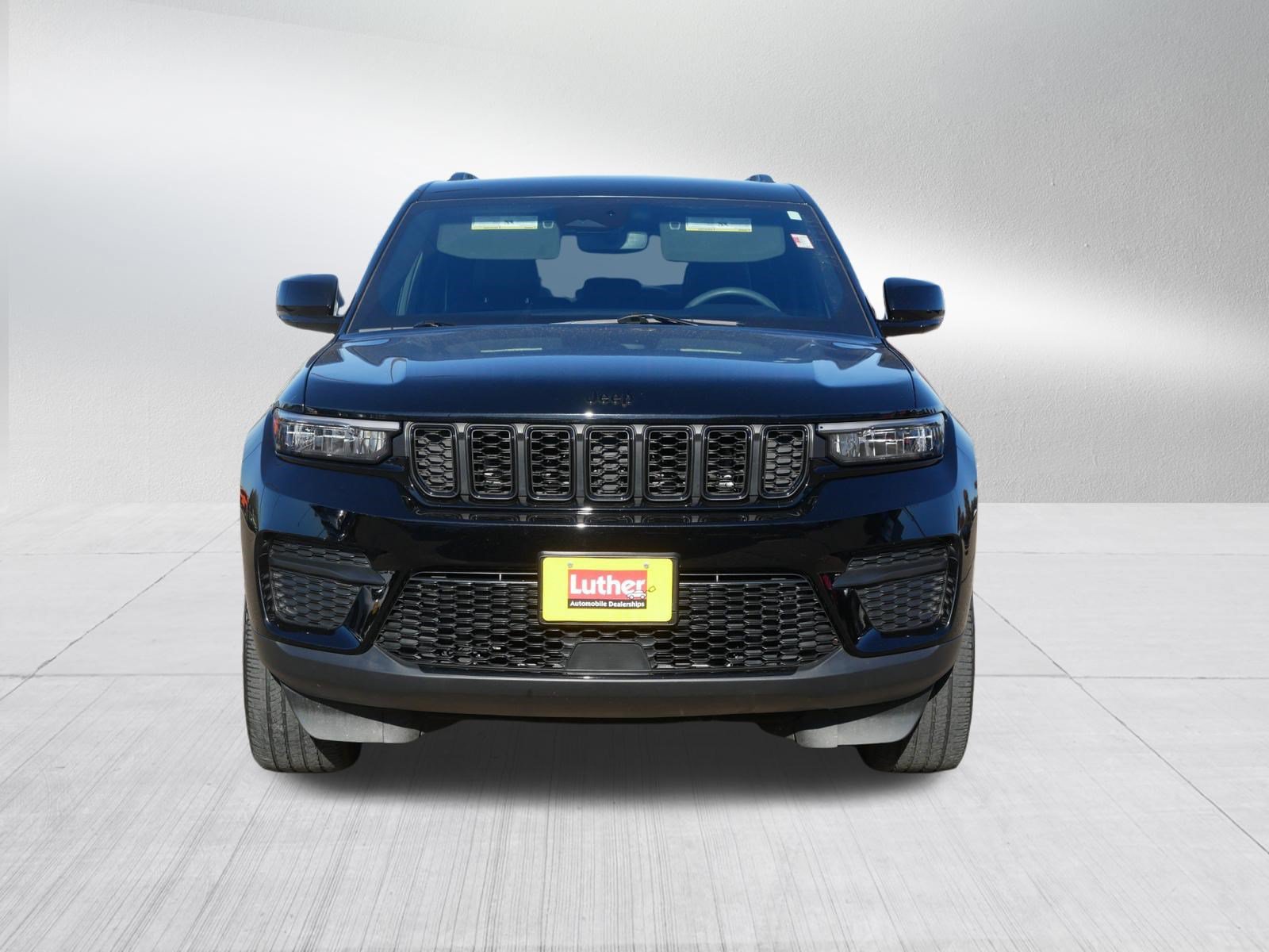 Used 2023 Jeep Grand Cherokee Altitude AWD/4WD image 2