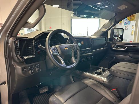Used 2025 Chevrolet Silverado 2500 LTZ w/ LTZ Convenience Package image 15
