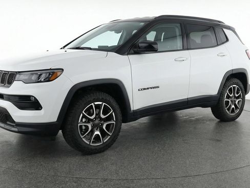Used 2025 Jeep Compass Trailhawk AWD/4WD image 3