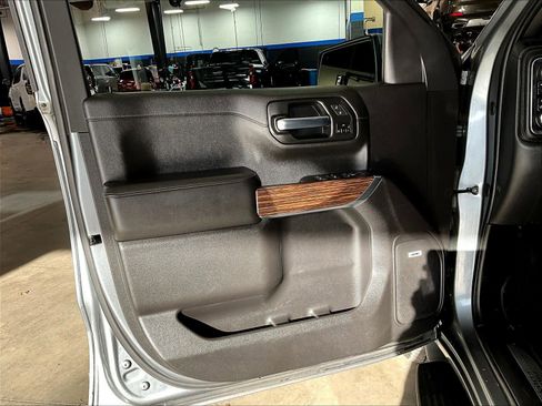 Used 2020 Chevrolet Silverado 1500 High Country w/ Technology Package image 9