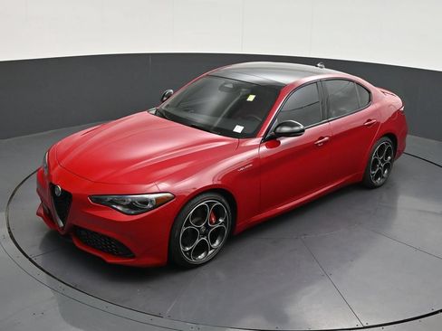 Used 2025 Alfa Romeo Giulia w/ Veloce Package Rwd image 16