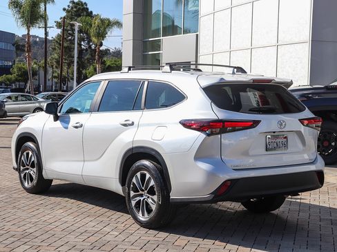 Used 2025 Toyota Highlander XLE image 9