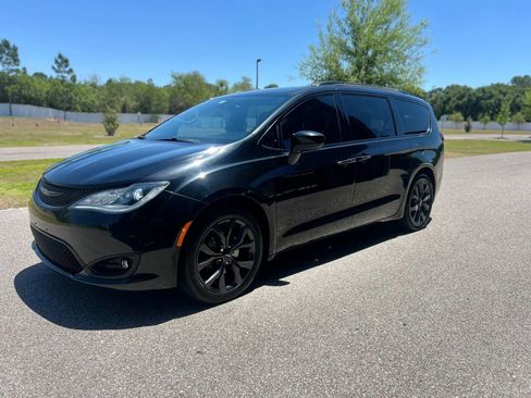 Used 2018 Chrysler Pacifica Touring Plus w/ S Appearance Package FWD image 3