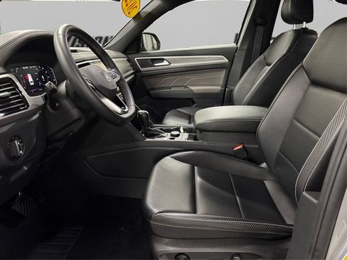 Used 2022 Volkswagen Atlas Cross Sport SE image 9