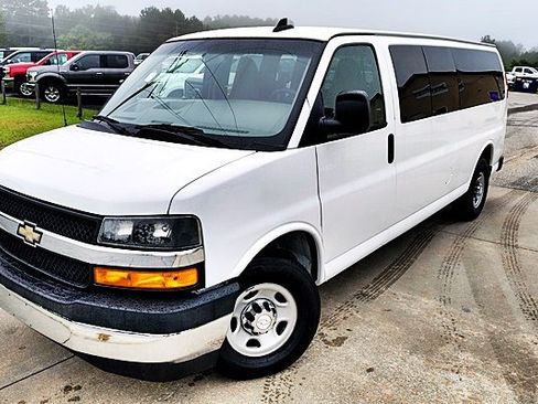 Used 2018 Chevrolet Express 3500 LT w/ LT Preferred Equipment Group RWD image 3