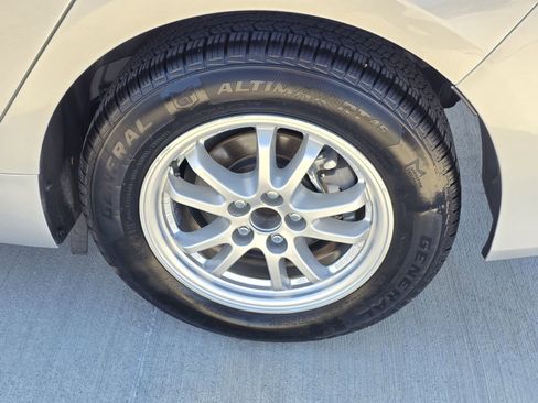 Used 2022 Toyota Prius L Eco image 31