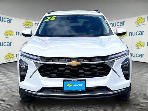 Used 2025 Chevrolet Trax LT w/ LT Convenience Package FWD image 2