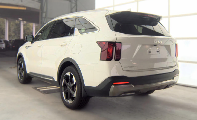 Used 2025 Kia Sorento EX AWD/4WD image 4