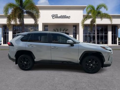 Used 2024 Toyota RAV4 SE image 16