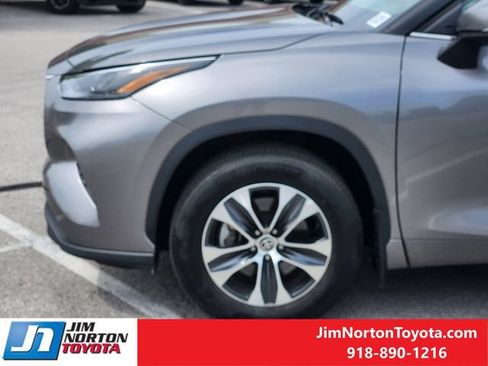 Used 2025 Toyota Highlander XLE AWD/4WD image 8
