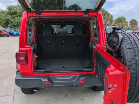 Used 2025 Jeep Wrangler Unlimited Sahara AWD/4WD image 23