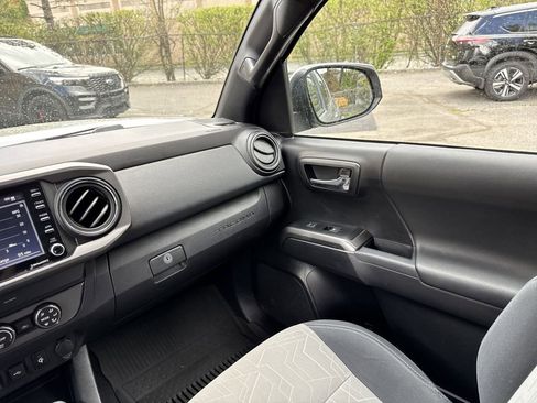 Used 2020 Toyota Tacoma TRD Off-Road w/ Technology Package image 17