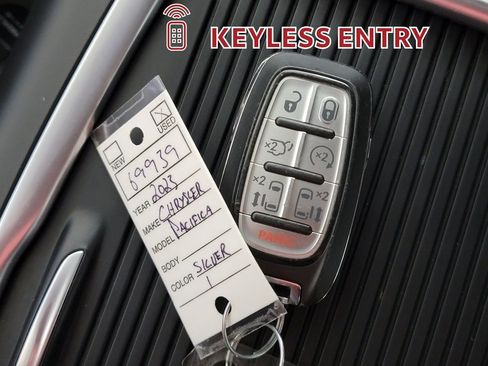 Used 2023 Chrysler Pacifica Touring-L FWD image 34
