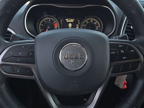 Used 2021 Jeep Cherokee Latitude w/ Mopar Interior Package FWD image 19
