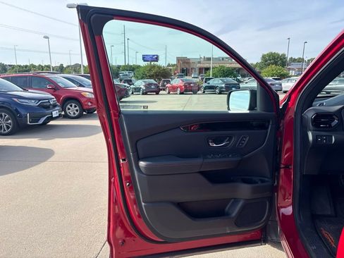 Used 2025 Honda Pilot TrailSport image 9