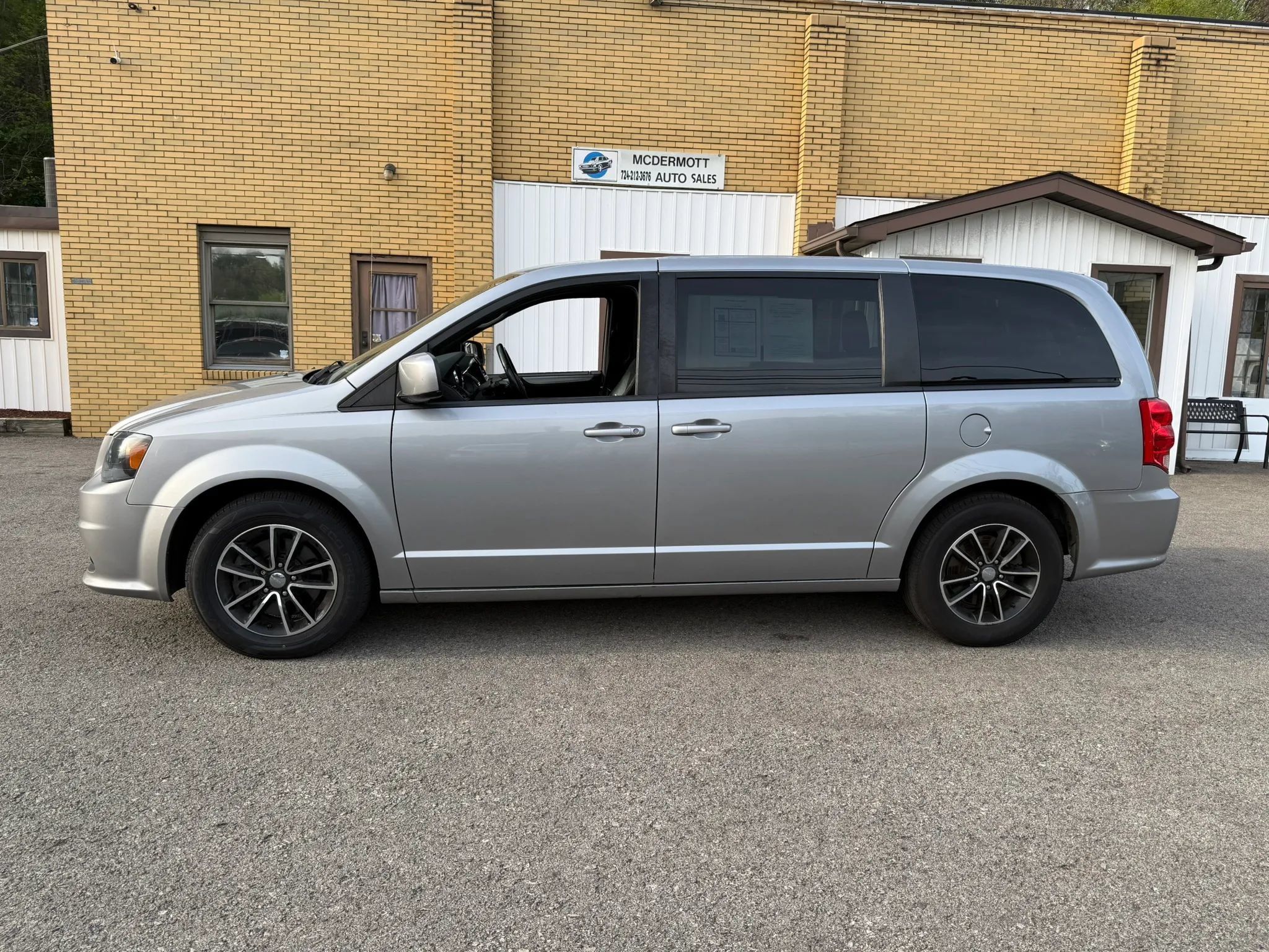 Used 2019 Dodge Grand Caravan GT w/ Safety Sphere Group FWD image 2
