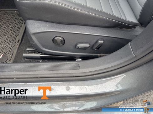 Used 2025 Volkswagen Jetta SE w/ Sunroof Package FWD image 17