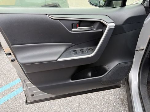 Used 2019 Toyota RAV4 XLE Premium FWD image 15