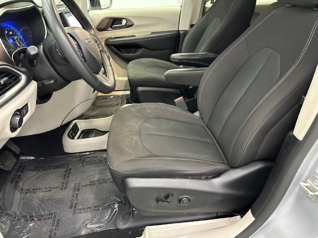 Used 2023 Chrysler Voyager LX FWD image 9