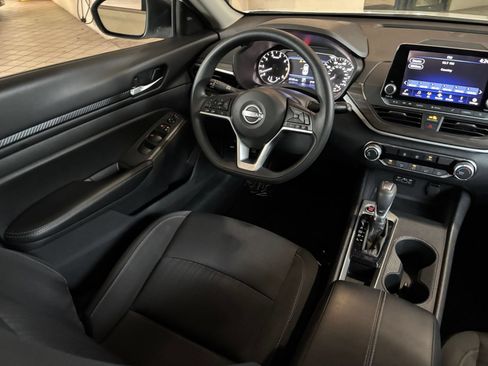 Used 2025 Nissan Altima 2.5 SV FWD image 33