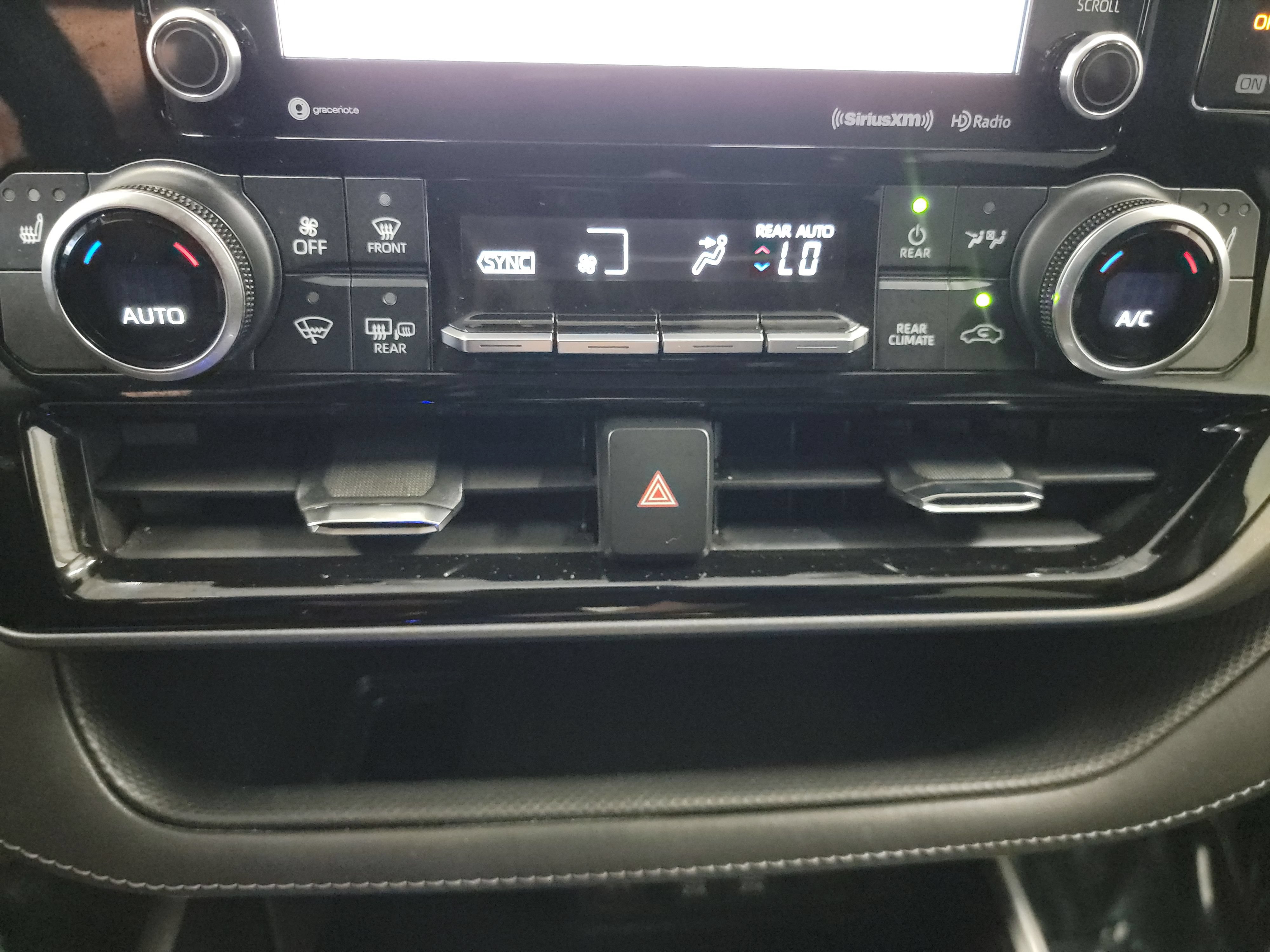 Used 2021 Toyota Highlander XLE AWD/4WD image 21