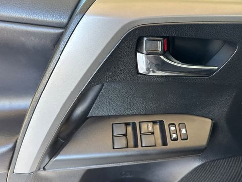 Used 2018 Toyota RAV4 XLE AWD/4WD image 12