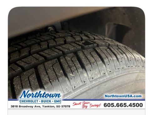 Used 2022 Chevrolet Trax LT w/ LT Convenience Package AWD/4WD image 32