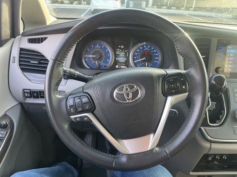 Used 2016 Toyota Sienna XLE Premium image 13