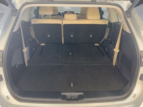 Used 2020 Toyota Highlander XLE image 32