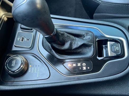 Used 2020 Jeep Cherokee Limited image 32