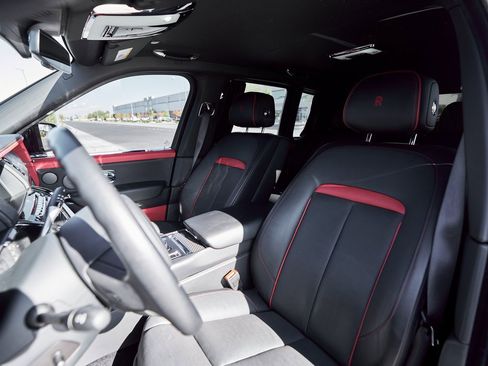 Used 2022 Rolls-Royce Cullinan Black Badge image 46