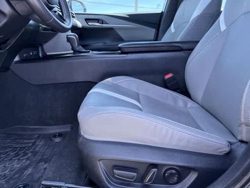 Used 2025 Toyota Camry SE w/ Convenience Package image 18