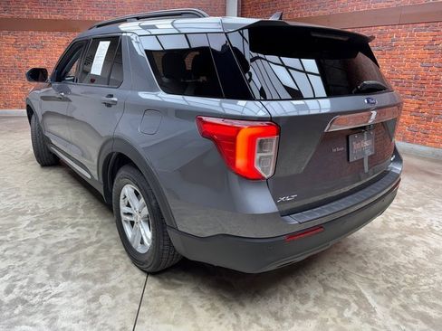 Certified 2022 Ford Explorer XLT image 3